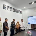 Ketua Mahkamah Syar’iyah Lhokseumawe Serahkan SK Perpanjangan Mediator Non-Hakim: Upaya Optimalisasi Resolusi Konflik Melalui Jalur Perdamaian