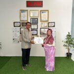 Ketua MS Lhokseumawe Menyerahkan Penghargaan Kepada Ibu Dr. Manfarisyah, S.H., M.H. Sebagai Mediator Non-Hakim Terbaik