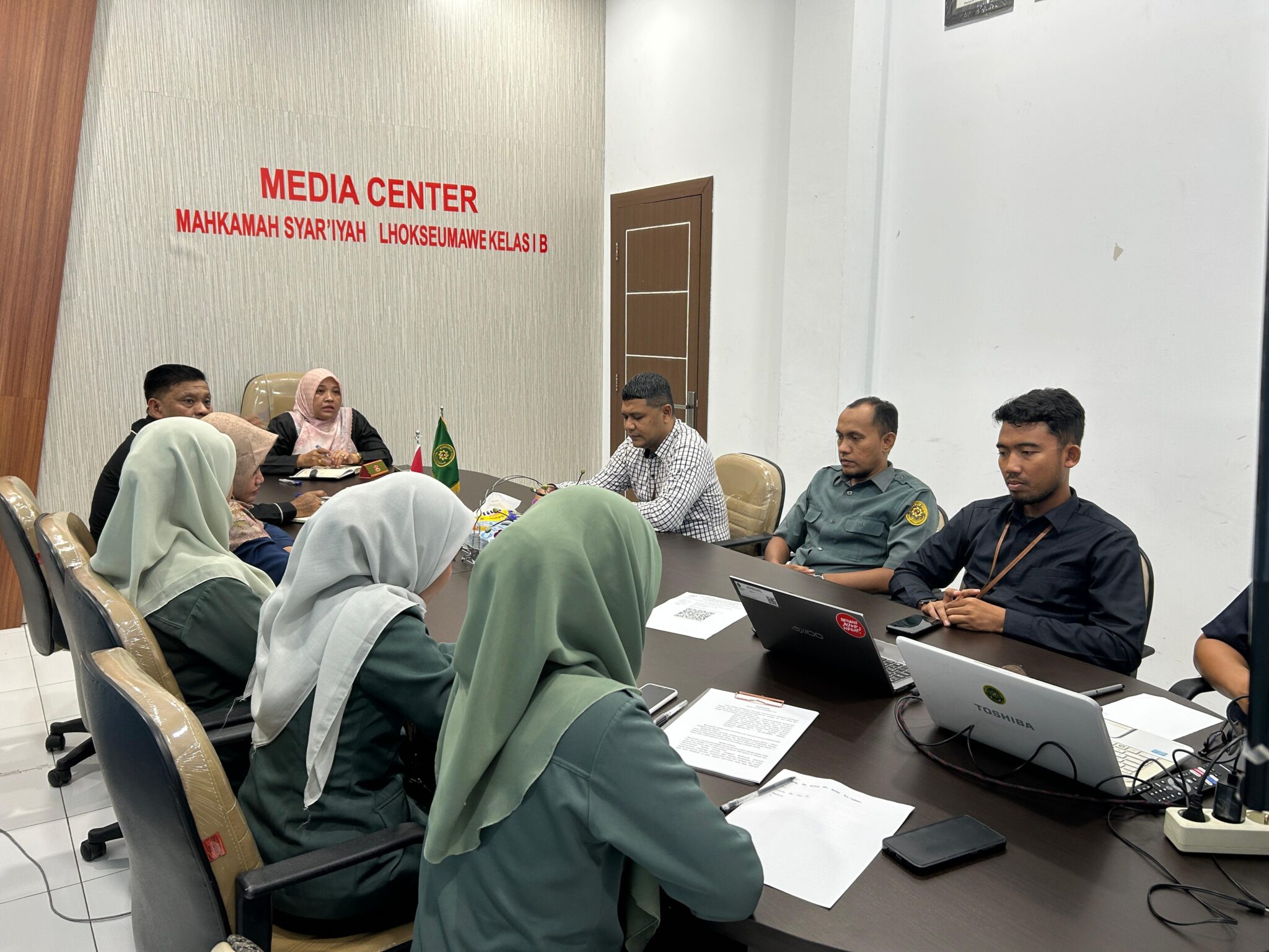 Mahkamah Syar’iyah Lhokseumawe Gelar Rapat Monitoring dan Evaluasi Tim IT dan Inovasi Triwulan