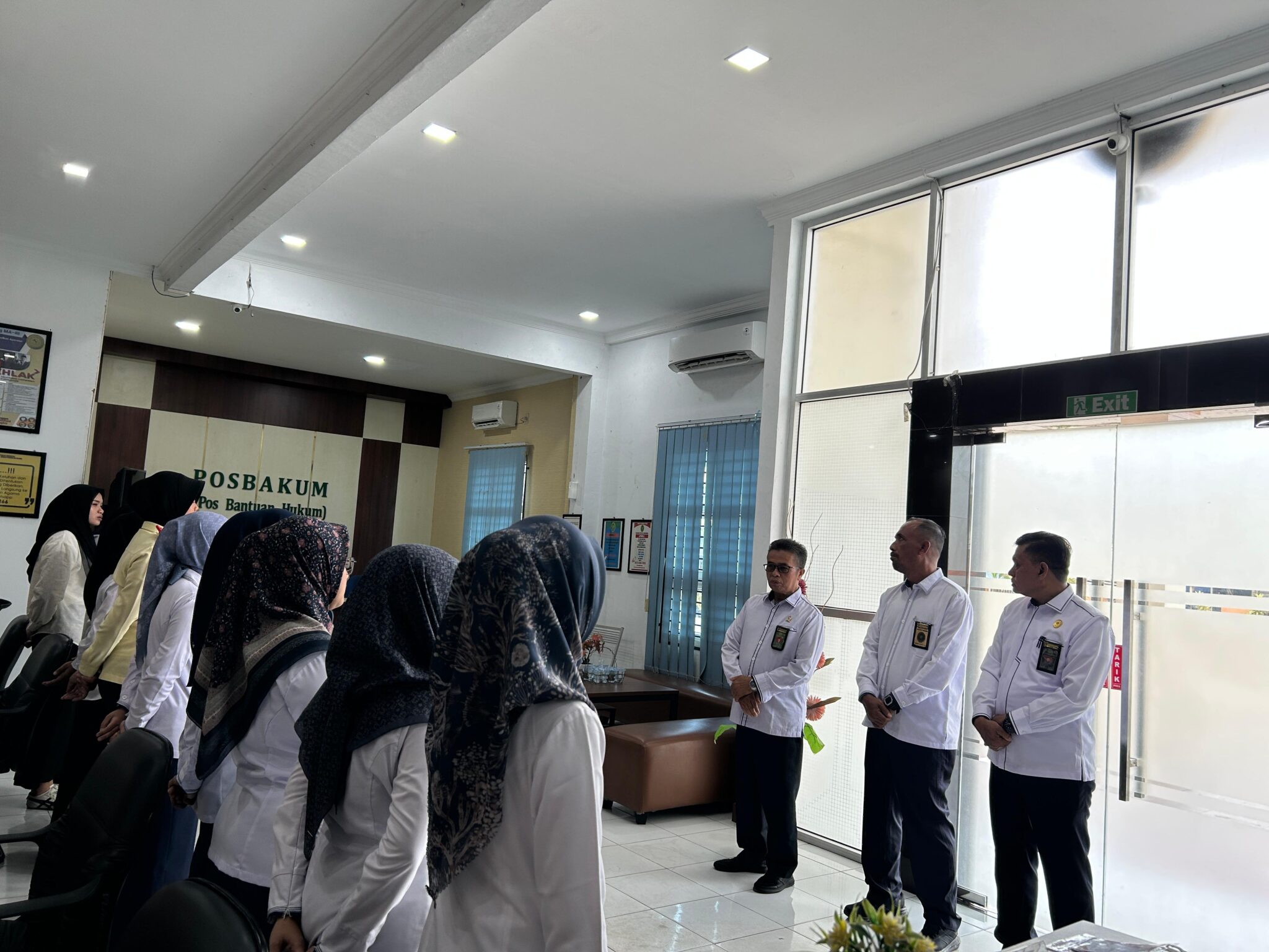 MS Lhokseumawe Gelar Briefing Pagi dengan Perkuat Kedisiplinan PTSP dan Kenyamanan Lingkungan Peradilan