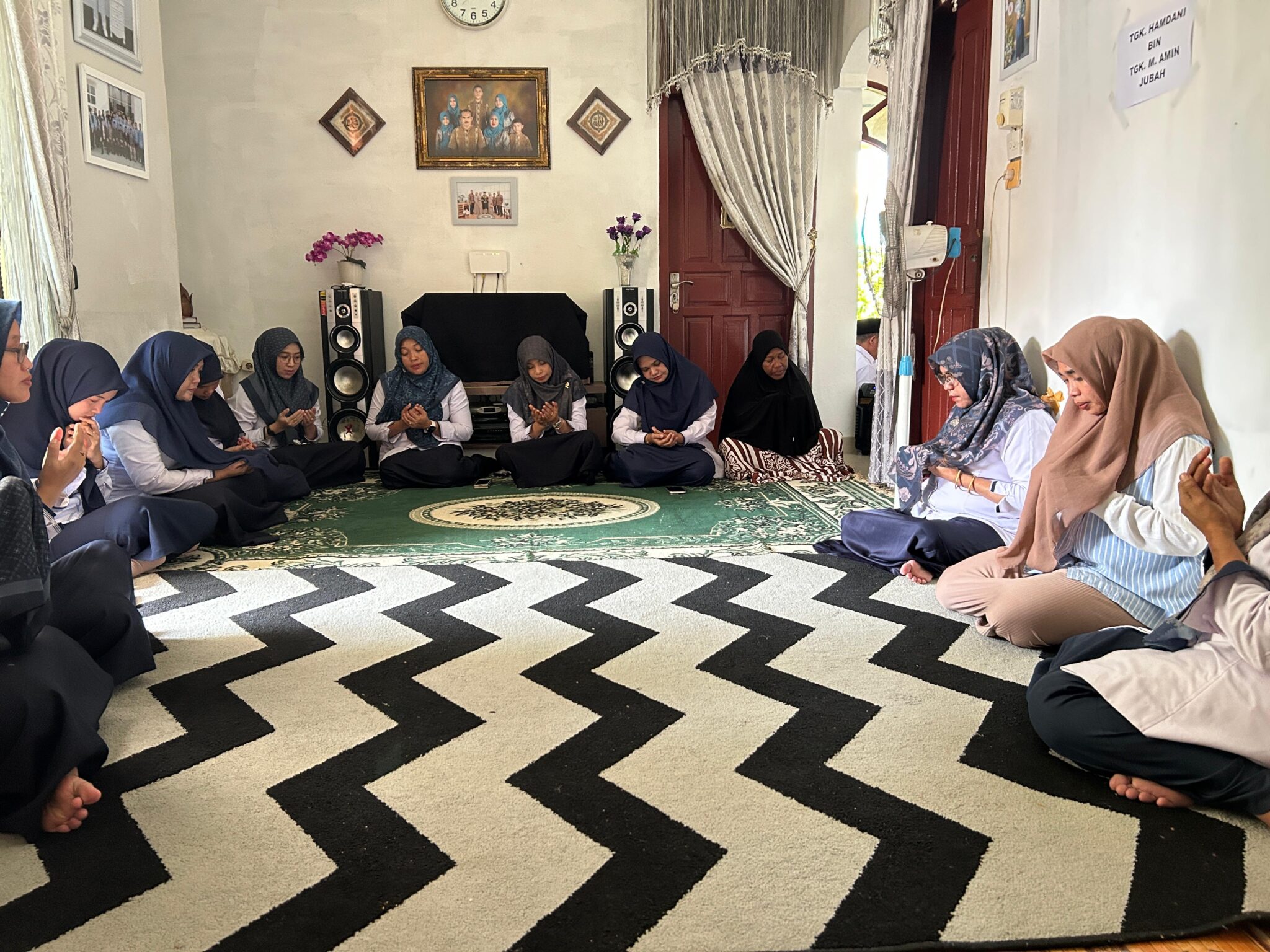 Keluarga Besar Mahkamah Syar’iyah Lhokseumawe Lakukan Kunjungan Takziah ke Rumah Duka Alm. Bapak Drs. Hamdani