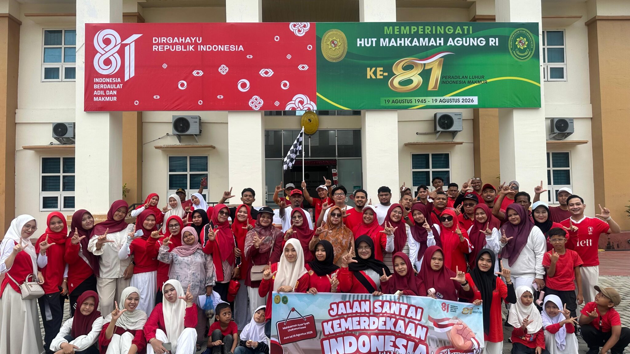 Menyemarakkan HUT RI dan HUT Mahkamah Agung, MS Lhokseumawe Gelar Jalan Santai Keluarga Menyemarakkan HUT RI dan HUT Mahkamah Agung, MS Lhokseumawe Gelar Jalan Santai Keluarga
