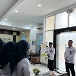 Mahkamah Syar’iyah Lhokseumawe Gelar Briefing Pagi Petugas PTSP dan Outsourcing